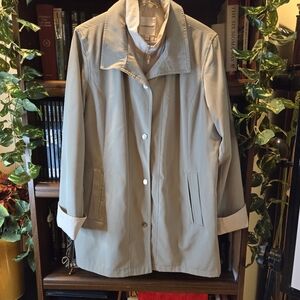 Croft & Barrow Light Green & Tan Woman's Jacket, Wind, Rain, Size Large, NWOTs